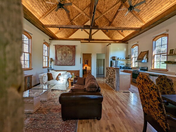 Älytelevisio, takka, DVD-soitin