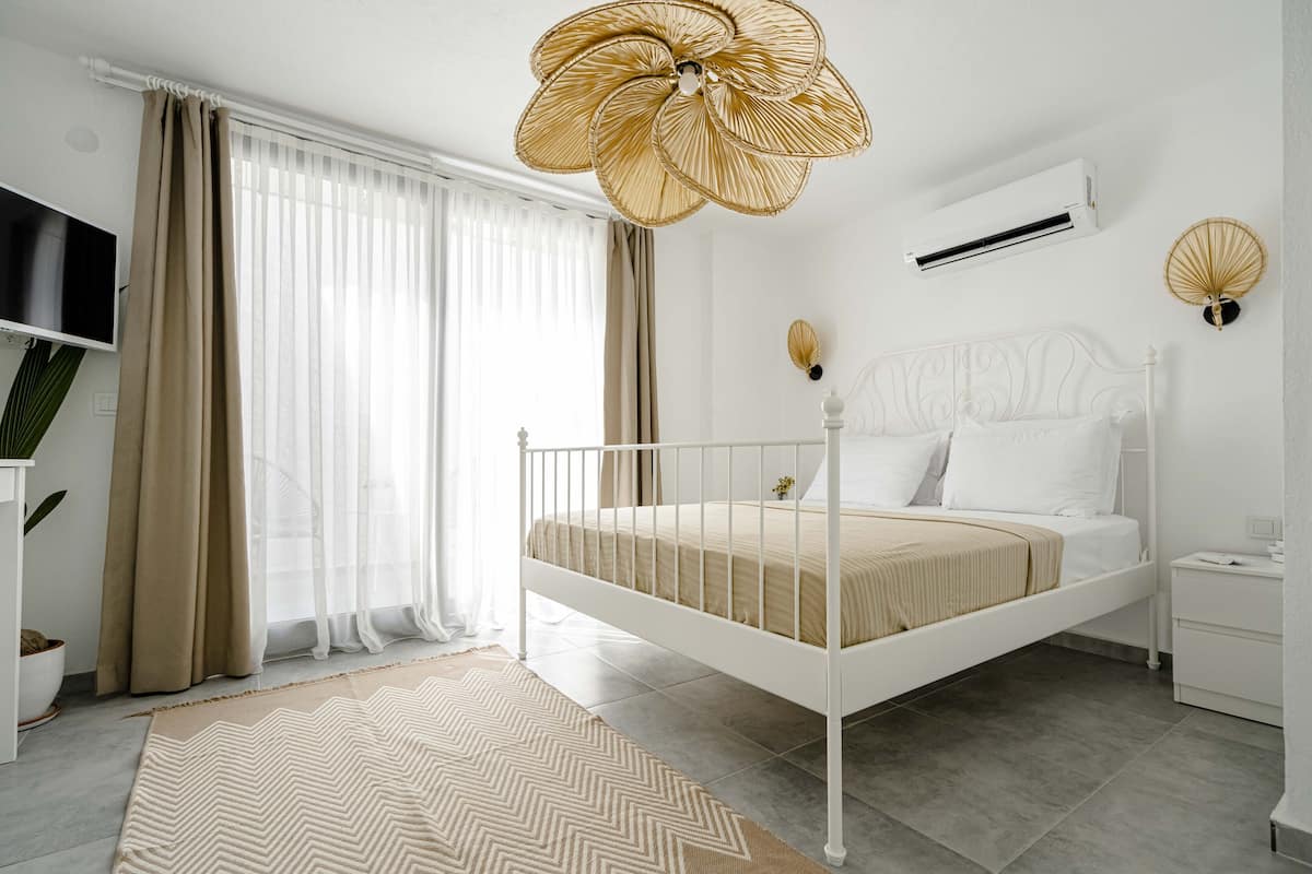 Comfort Room | Egyptian cotton sheets, premium bedding, minibar, free WiFi