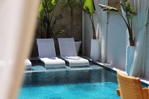 Piscina externa sazonal, espreguiçadeiras