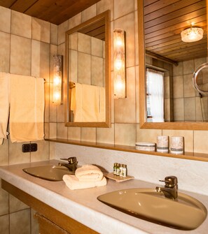 Hair dryer, towels, soap, toilet paper - CHALET Brunnenhof St. Anton am Arlberg (Sankt Anton am Arlberg)