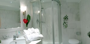 Sèche-cheveux, serviettes fournies, savon, papier toilette