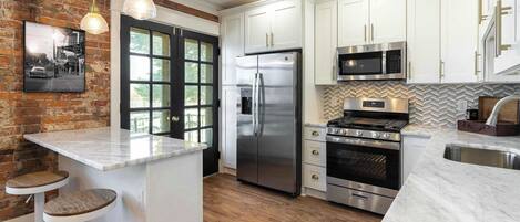 Réfrigérateur, micro-ondes, four, plaque de cuisson