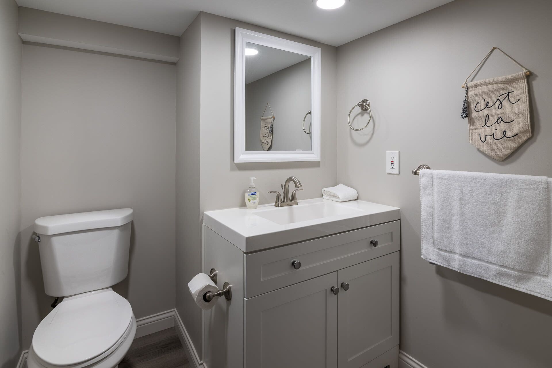 Een douche, een haardroger, handdoeken