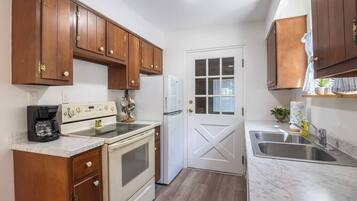 Een koelkast, een magnetron, een oven, een kookplaat