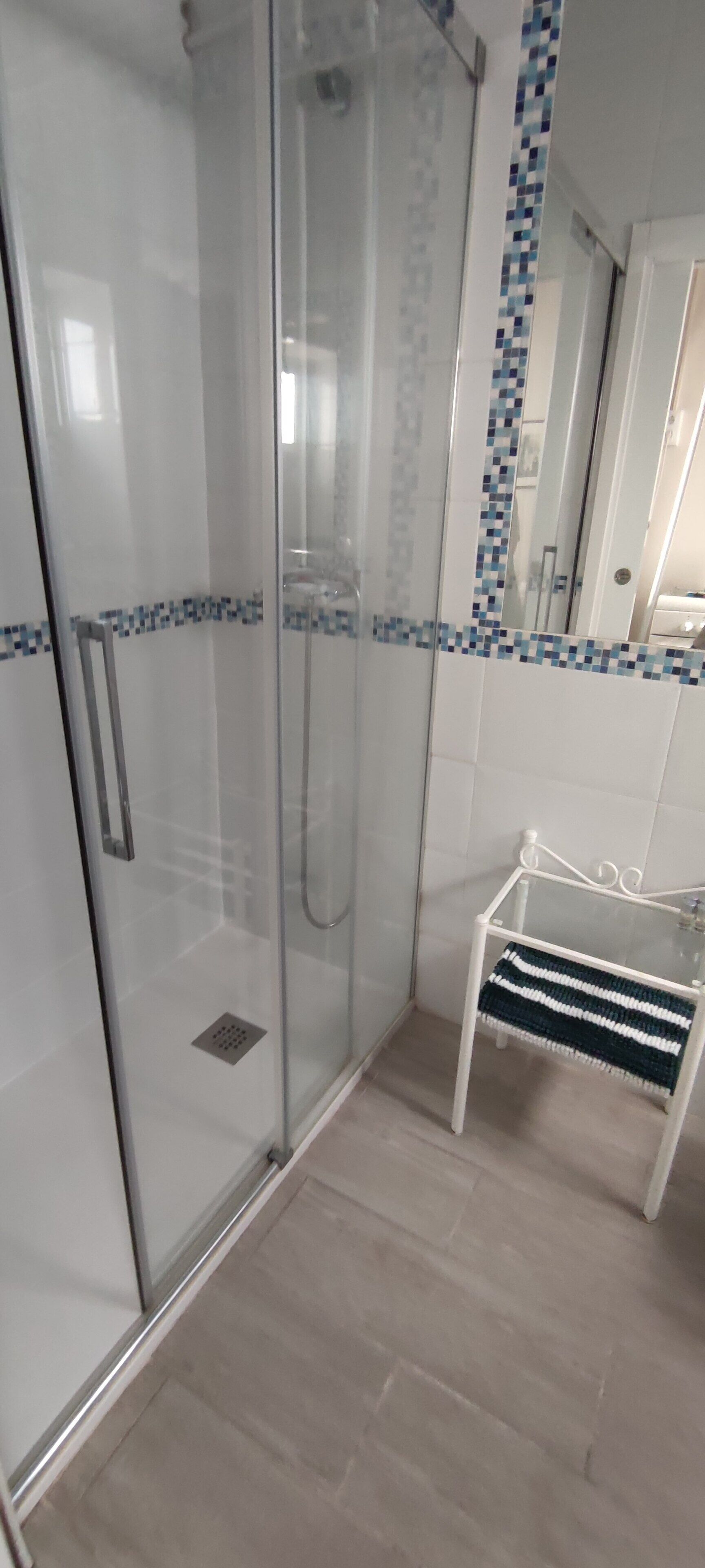 Douche, sèche-cheveux, serviettes fournies, savon