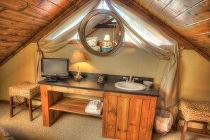 Interior - Moondance - Dog Friendly with Fenced in Yard, Phenomenal Mtn Views and Hot Tub (Helen)
