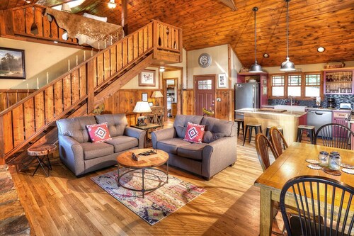 Moondance - Dog Friendly with Fenced in Yard, Phenomenal Mtn Views and Hot Tub