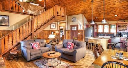 Moondance - Dog Friendly with Fenced in Yard, Phenomenal Mtn Views and Hot Tub