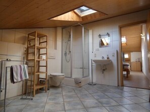Een douche, een haardroger, handdoeken