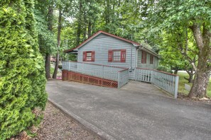Exterior - River Song-Riverfront, Hot Tub, Covered Porch, Walking Distance to Alpine Helen (Helen)