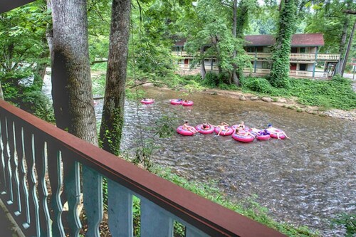 River Song-Riverfront, Hot Tub, Covered Porch, Walking Distance to Alpine Helen