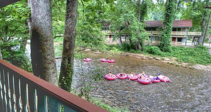 River Song-Riverfront, Hot Tub, Covered Porch, Walking Distance to Alpine Helen