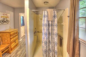 Bathtub, towels - River Song-Riverfront, Hot Tub, Covered Porch, Walking Distance to Alpine Helen (Helen)