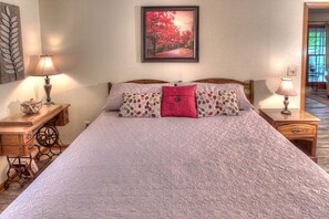 1 bedroom, iron/ironing board, WiFi, bed sheets - River Song-Riverfront, Hot Tub, Covered Porch, Walking Distance to Alpine Helen (Helen)