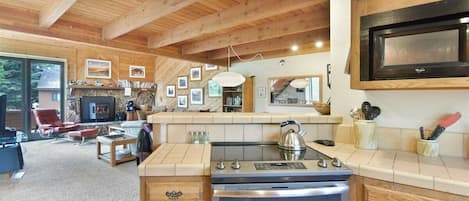 Keittoastiat/astiat/ruokailuvälineet