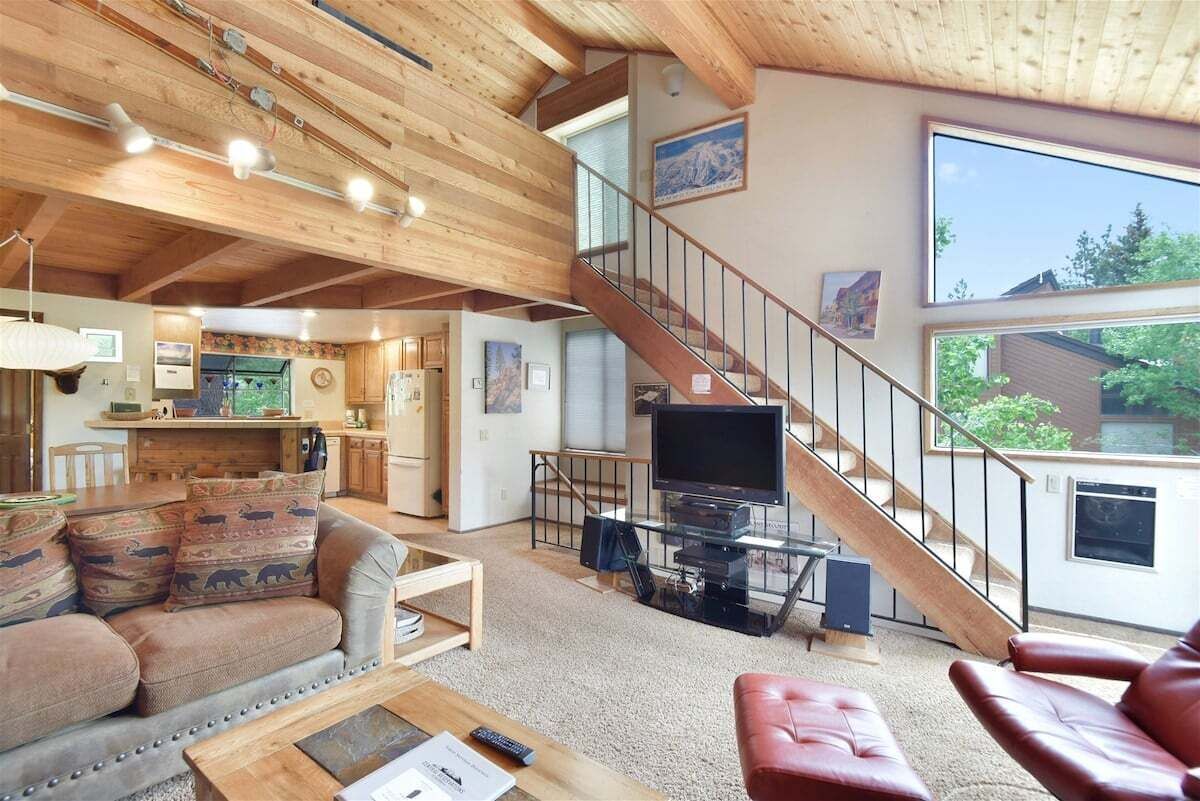 Flat-screen TV, fireplace, stereo