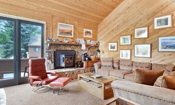 Flat-screen TV, fireplace, stereo