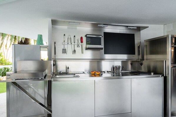 雪櫃、微波爐、焗爐、洗碗機