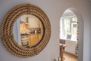 冰箱、微波炉、洗碗机、高脚椅