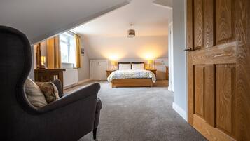 3 bedrooms, iron/ironing board, travel crib, internet