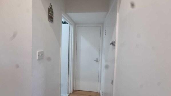 Lobby - Extra Large One Bedroom Flat With Parking (London)