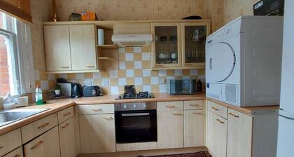 Extra Large One Bedroom Flat With Parking