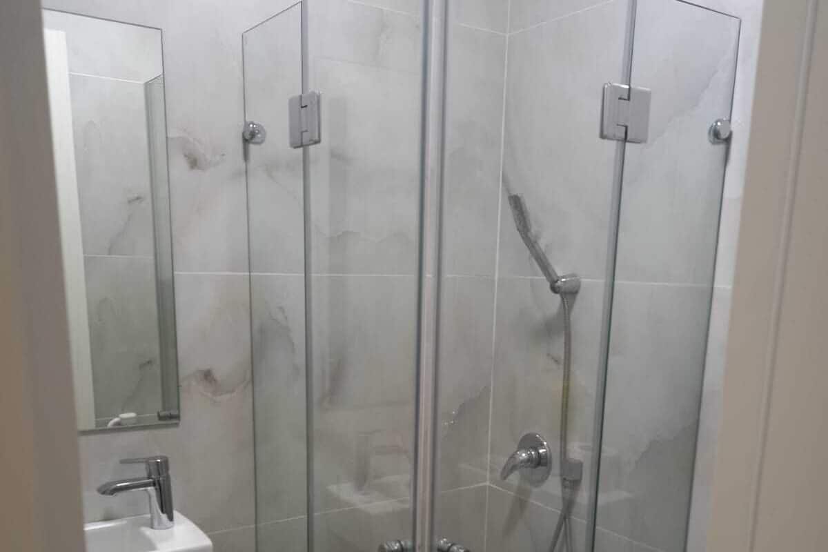 Shower, hydromassage showerhead, towels, soap