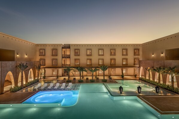 حمّام سباحة خارجي