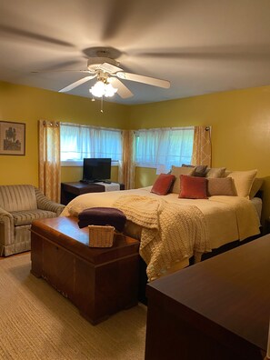 3 bedrooms, desk, iron/ironing board, free WiFi