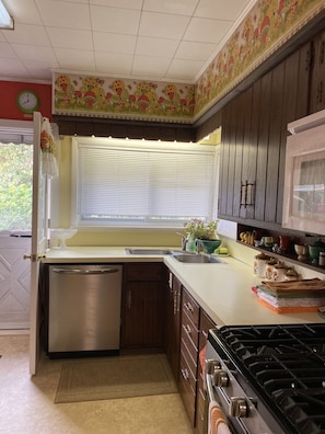 Fridge, microwave, oven, stovetop - Large, Beautiful Mid Century Mountain House..... (South Williamsport)