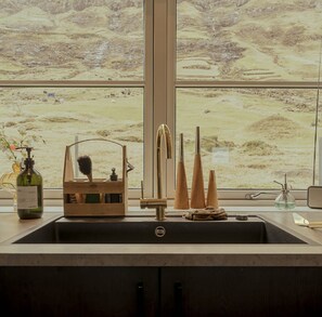 Private kitchen - Luxurious & Unique Villa - Beach- Hiking (Tjørnuvík)