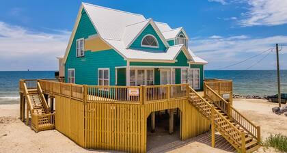 Gorgeous views, on the beach, huge deck! - The Boat House