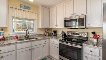 House, 4 Bedrooms | Dapur peribadi | Peti sejuk, ketuhar, pembancuh kopi/teh, pembakar roti