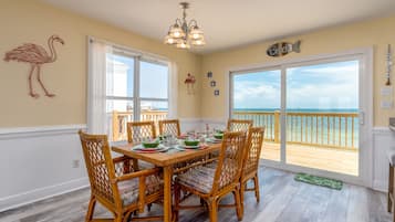 House, 4 Bedrooms | Private kitchen