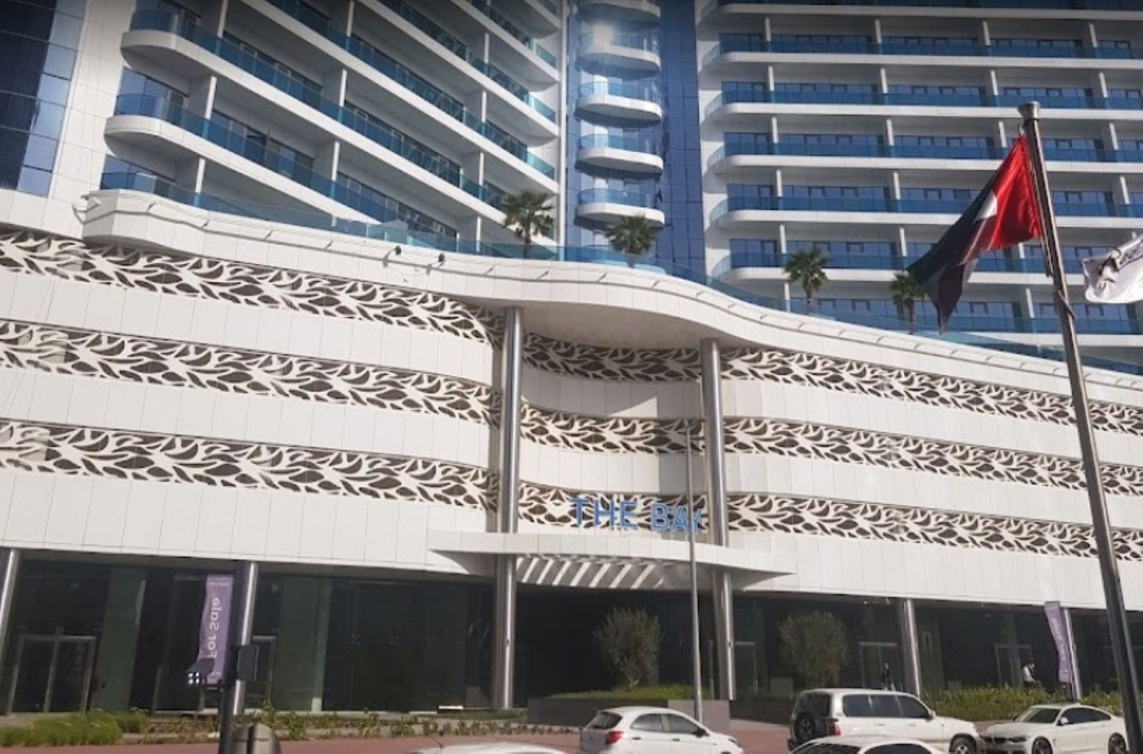 Un hotel moderno con una fachada distintiva que presenta patrones geométricos y balcones.