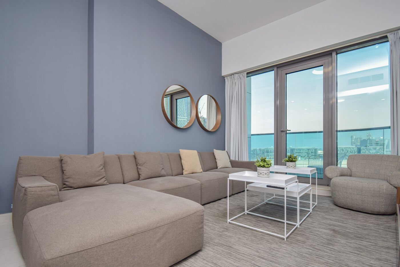 Business-Apartment, 1 King-Bett, Nichtraucher, Balkon | Wohnzimmer | 48-Zoll-Flachbildfernseher mit Digitalempfang, Fernseher