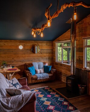 Televisión y chimenea 