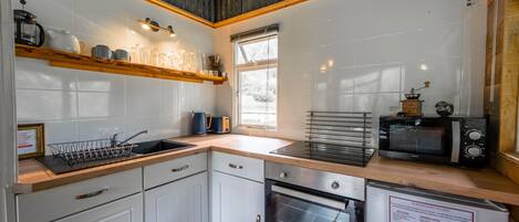 Jääkaappi, mikroaaltouuni, uuni, liesi