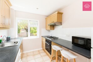 Dining tables - By NEC, JHS2 & JLR- 2 Bedrooms, 3 Beds & WIFi - AVAILABLE NOW! (Solihull)