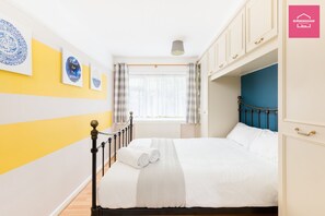 2 bedrooms, WiFi - By NEC, JHS2 & JLR- 2 Bedrooms, 3 Beds & WIFi - AVAILABLE NOW! (Solihull)