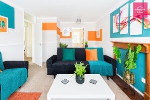 Living area - By NEC, JHS2 & JLR- 2 Bedrooms, 3 Beds & WIFi - AVAILABLE NOW! (Solihull)