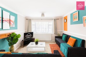 Living area - By NEC, JHS2 & JLR- 2 Bedrooms, 3 Beds & WIFi - AVAILABLE NOW! (Solihull)