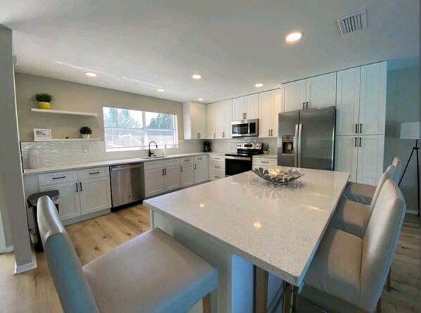 冷蔵庫、電子レンジ、オーブン、コンロ