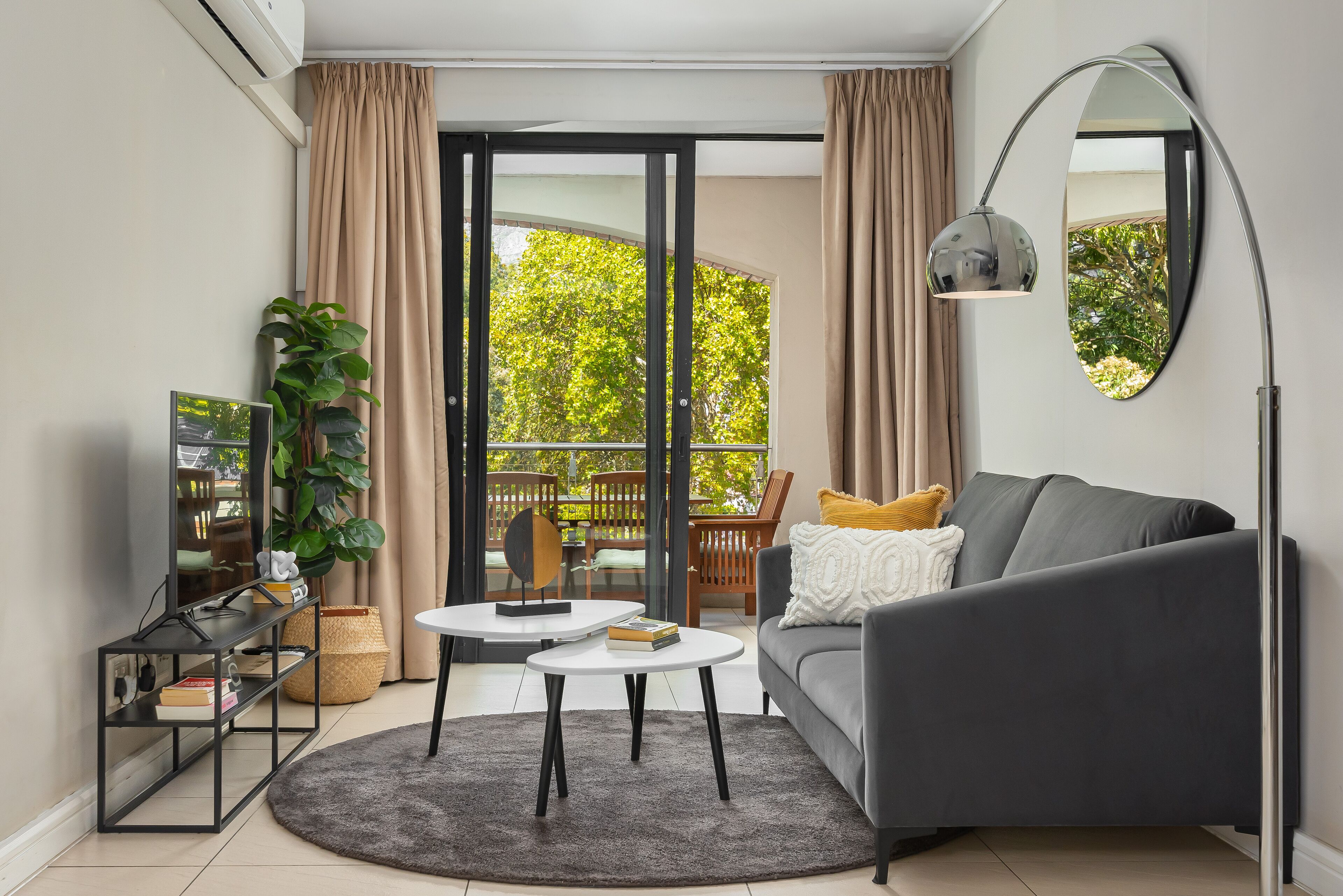 Design-Apartment | Wohnbereich | 38-Zoll-Flachbildfernseher mit Kabelempfang, Fernseher, Netflix