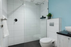 Design Apartment | Bathroom | Combined shower/bathtub, hair dryer, towels - The Rockwell 104 (Cape Town)