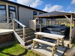 Property grounds - Pet Friendly 2-bed Luxury Lodge in Routh w/ Hottub (Beverley)