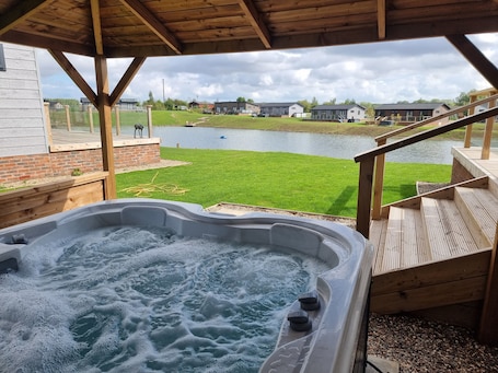 Cabin | Spa. Pet Friendly 2-bed Luxury Lodge in Routh w/ Hottub