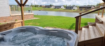 Luxury 2-bed Lodge in Routh, Hottub & Pet Friendly