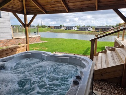 Pet Friendly 2-bed Luxury Lodge in Routh w/ Hottub