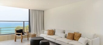 Stylish & Spacious 3 bedroom apartment by the Sea